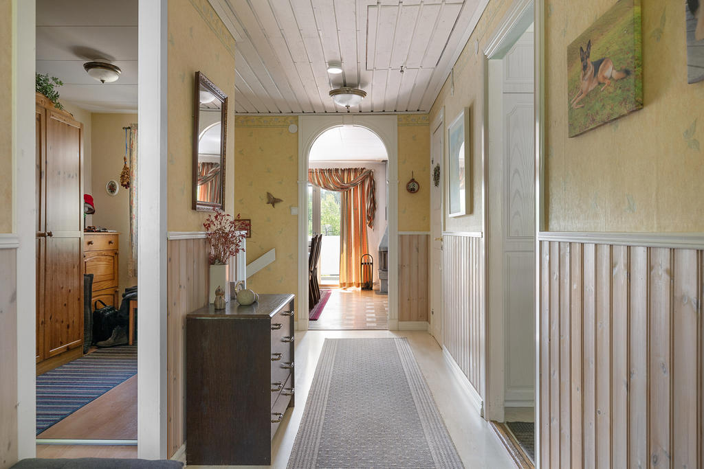 Hall med ingång till Sovrum 1, kök och vardagsrum