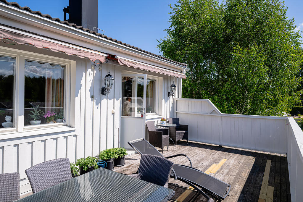 Balkong som badar i sol