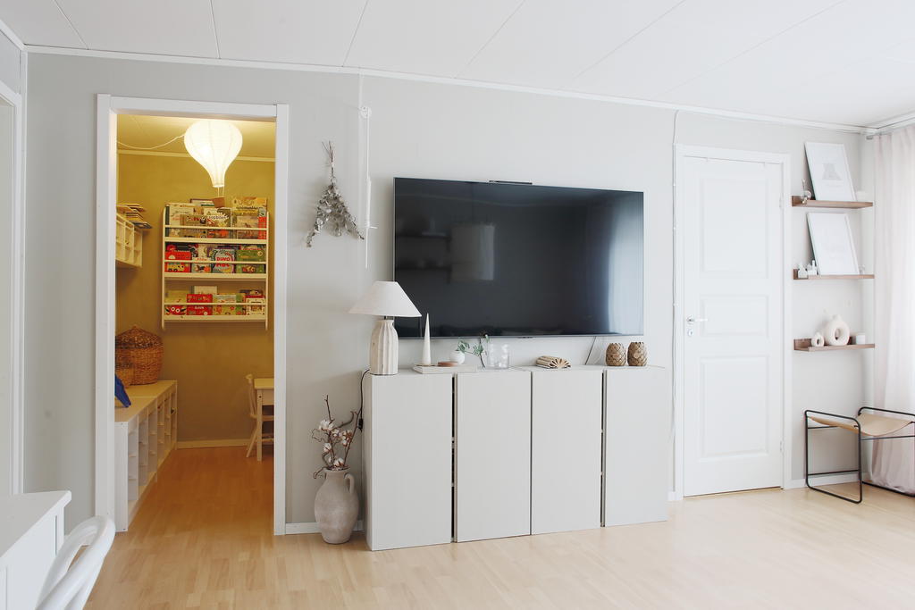 Mellanvägg har byggts upp i vardagsrummet för ett till sovrum samt ett pyssel- och lekrum