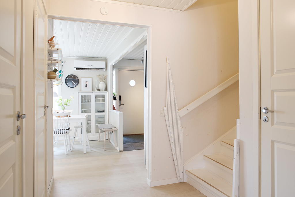 Vy mot hall/kök och trappa till övre plan