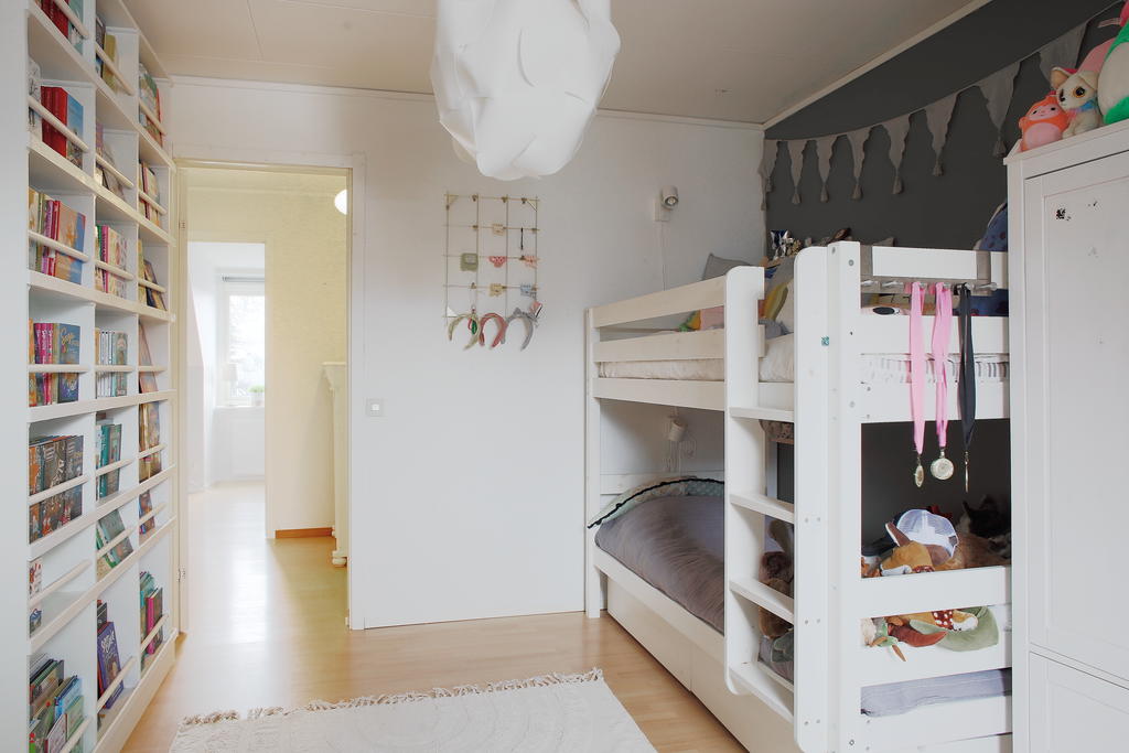 Gott om plats för möblemang, den platsbyggda bokhyllan ingår inte i köpet