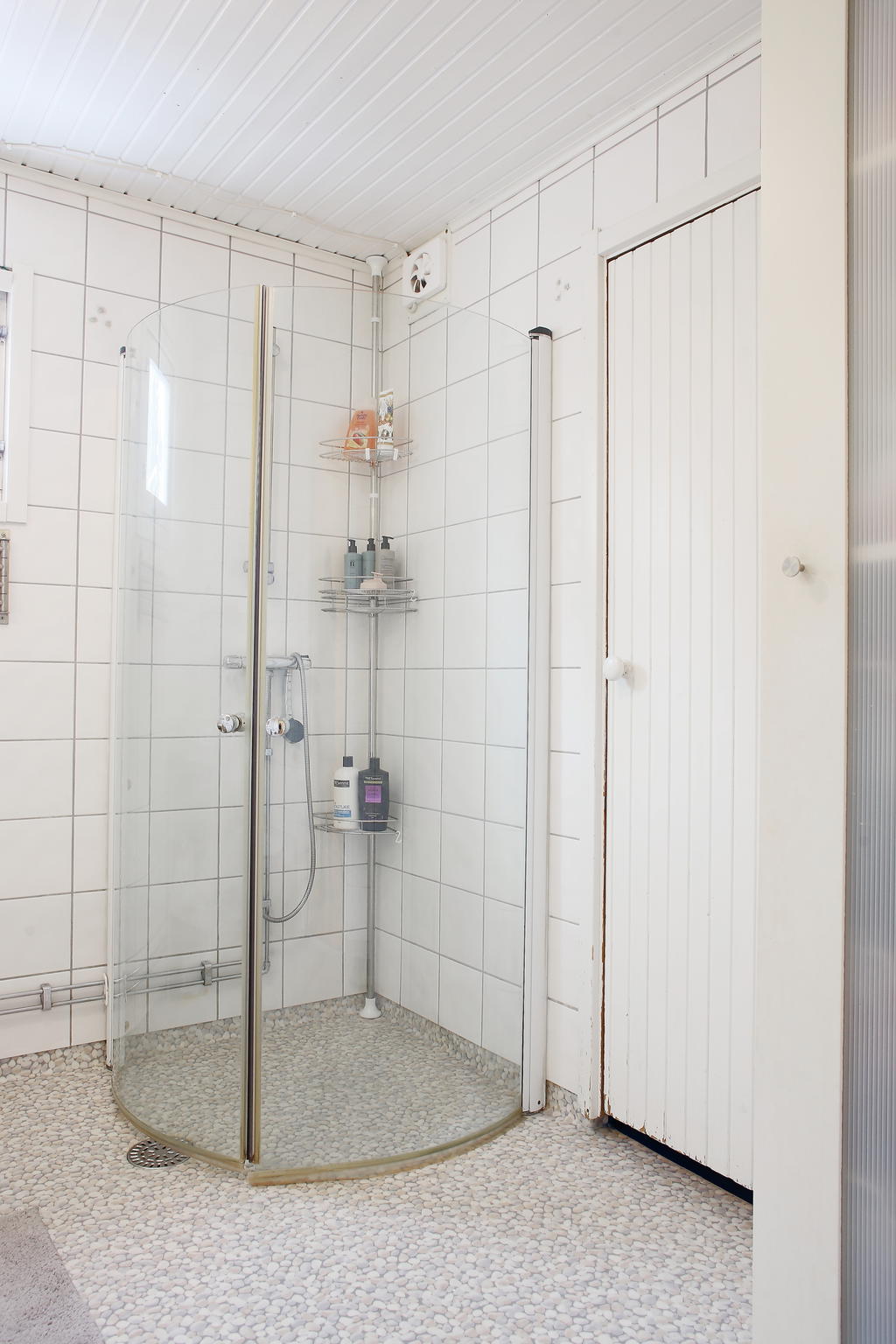 Dusch med duschväggar och dörr till bastun
