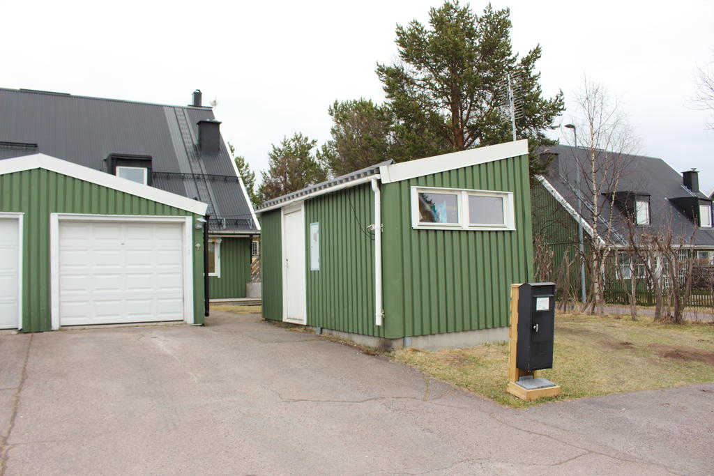 Friliggande förråd och garage 