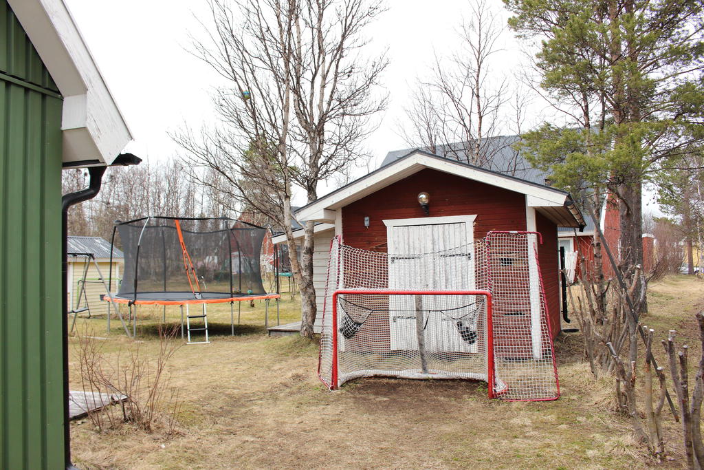 Friggebod och lekstuga på husets bakgård