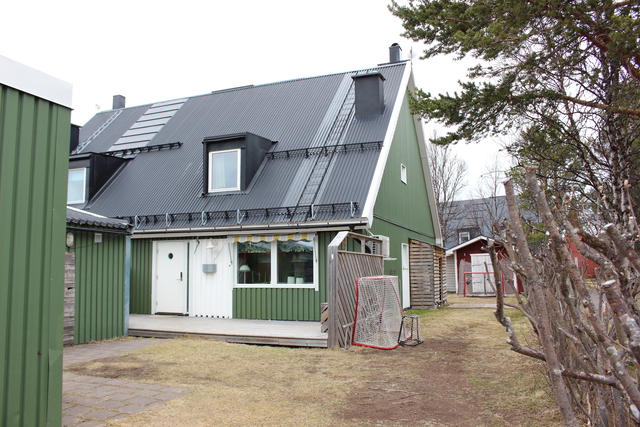 Auroravägen 11, ett inflyttningsklart parhus med fint läge mot gångväg