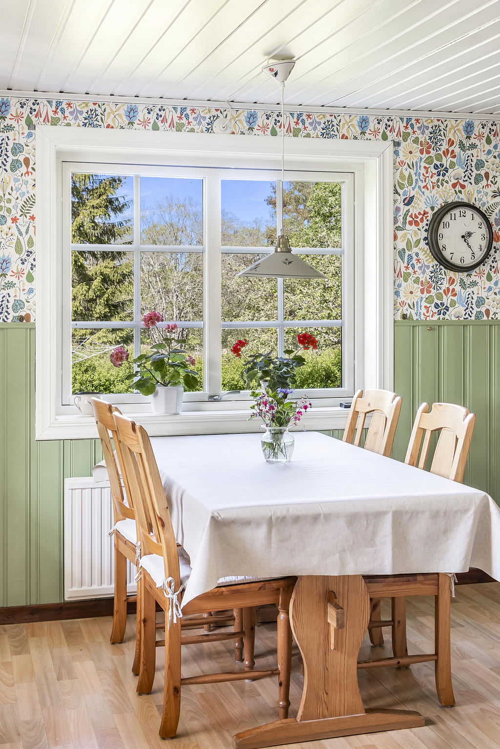 Matplats med utsikt mot trädgården 