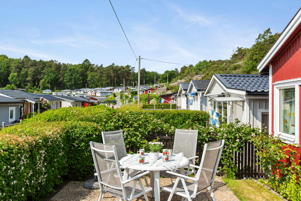 Fint belägen i området nära såväl parkering, bad, butik och servicehus med dusch
