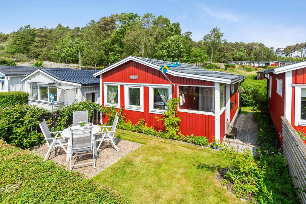 Välkommen till denna svenska sommardröm med insynsskyddad, soldränkt uteplats med havsutsikt