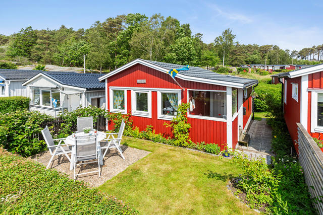 Välkommen till denna svenska sommardröm med insynsskyddad, soldränkt uteplats med havsutsikt
