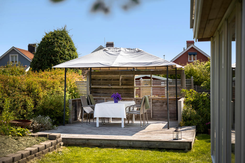 Altan med plats för matbord och grill