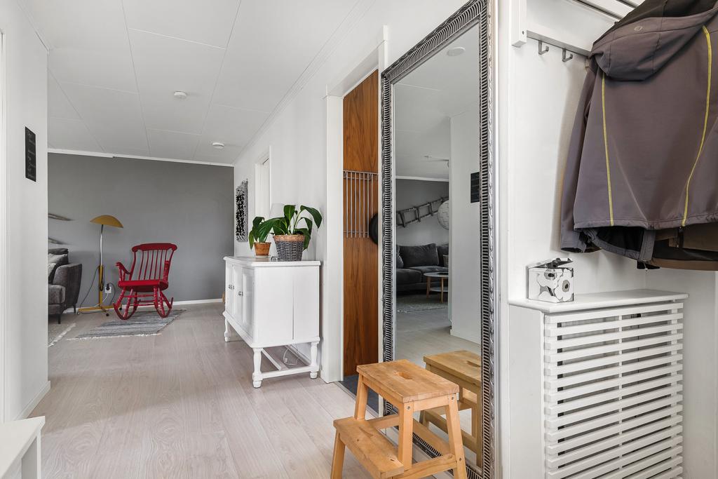 Vy från hall mot vardagsrum