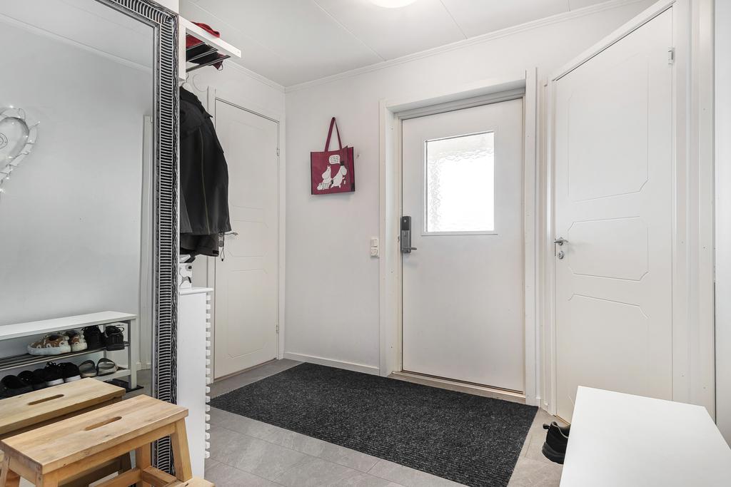 Hall med dörr i vinkel toll förråd