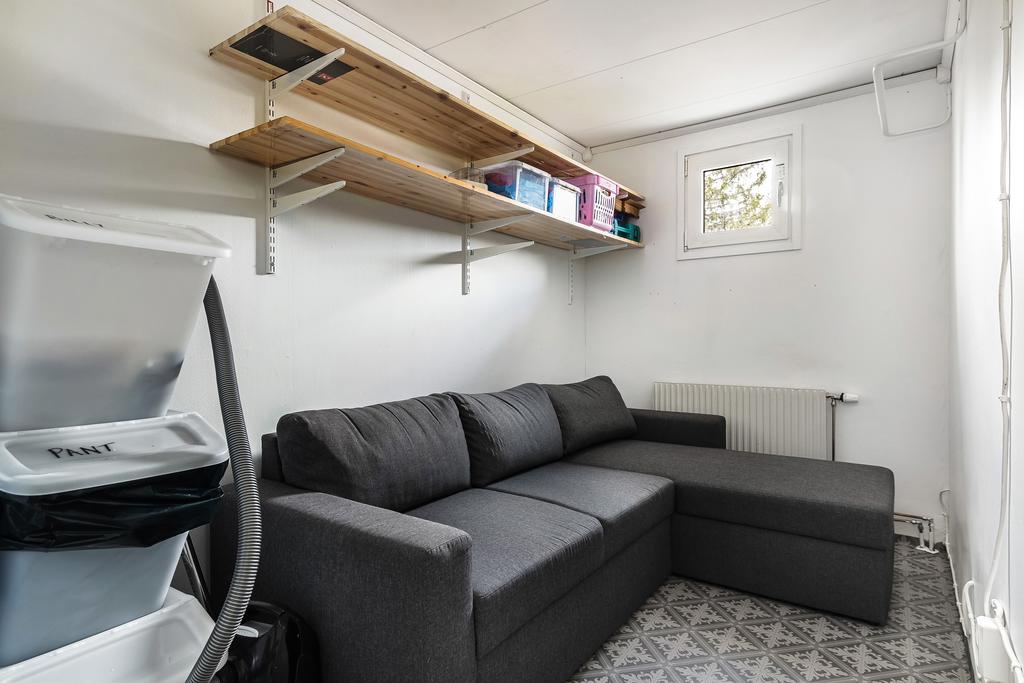 Förrådet som kan användas som kontor/sovrum.