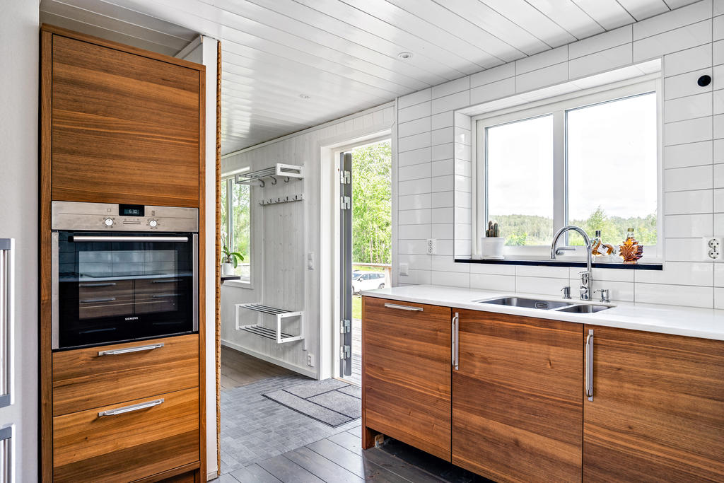 Inbyggd diskmaskin och varmluftsugn i stå höjd