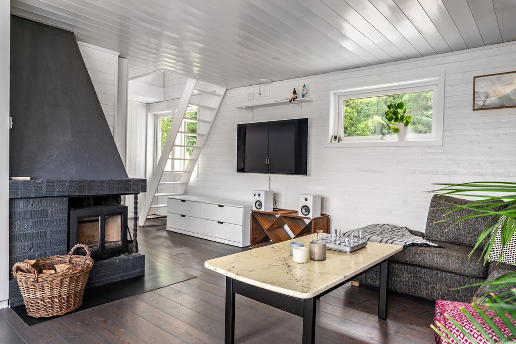 Vardagsrum mot loft och utgång till trädgården på baksidan