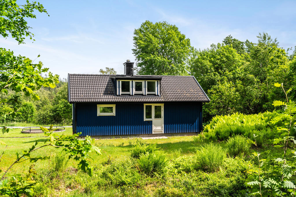 Huset ligger på en fin tomt som är utanför planlagt område