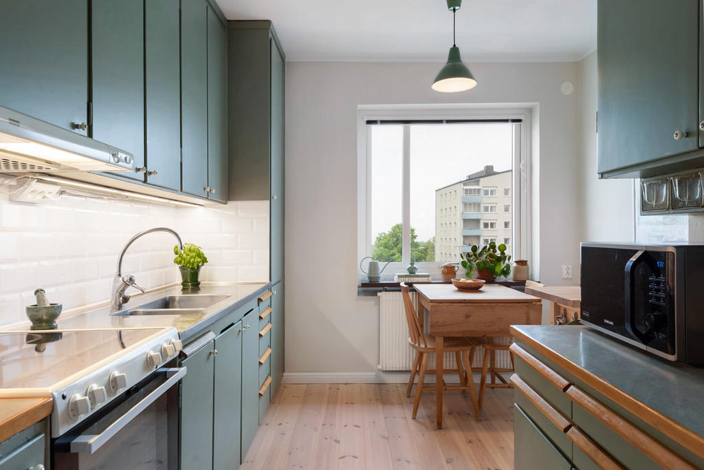 Kök med plats för matbord 