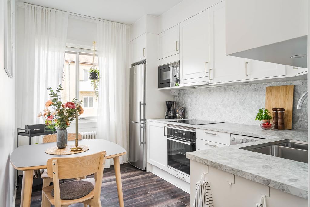 Kök med plats för matbord