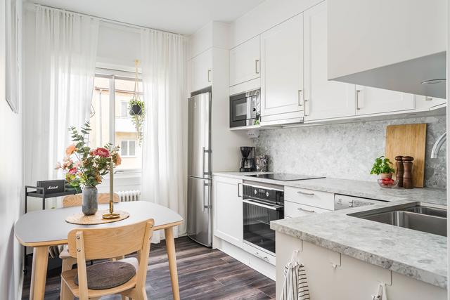 Kök med plats för matbord