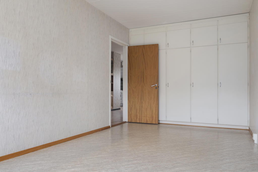 Sovrum 1 med inbyggda garderober.