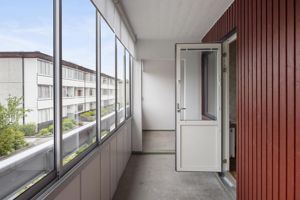 Inglasad balkong i läge väst mot innergård i 3 sektioner.