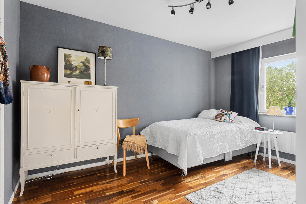 Sovrum 2 är master bedroom med egen klädkammare