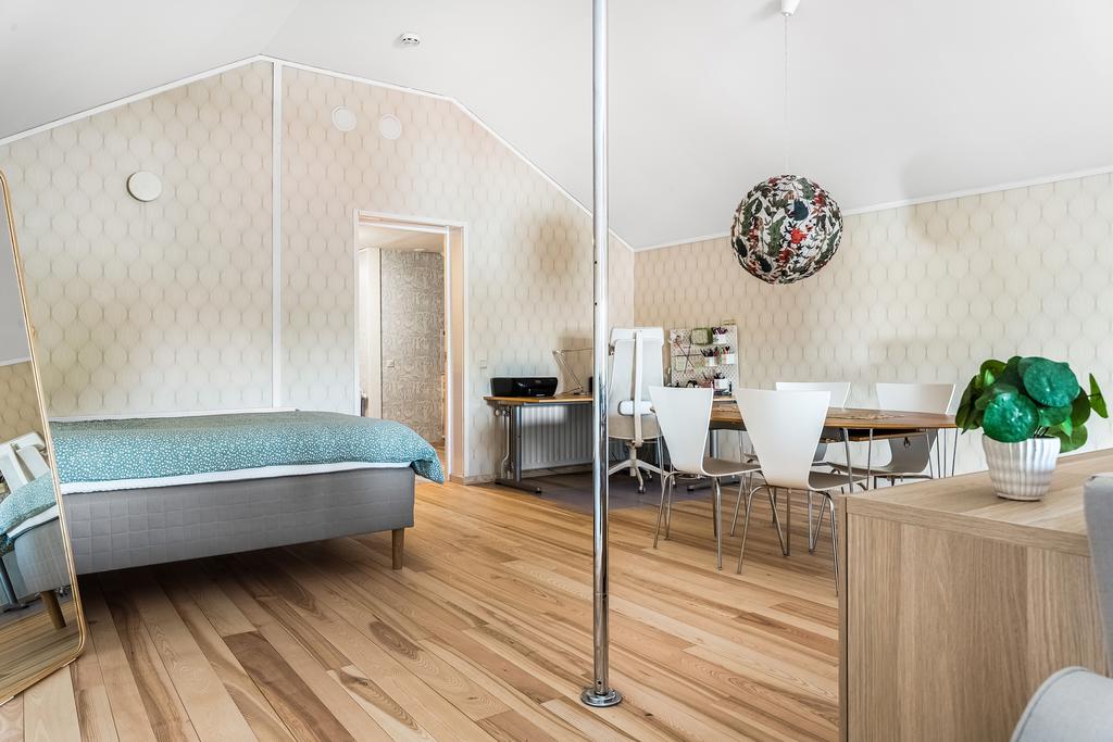 Stort allrum med nytt, snyggt golv och tapeter