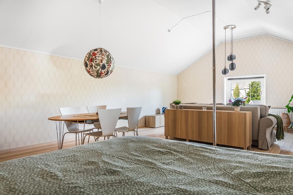 Allrum med härlig takhöjd