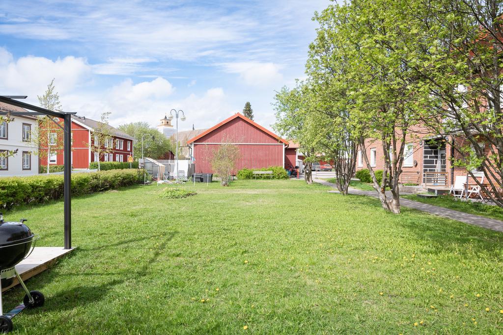 Mycket trevlig innergård. Vackra Nederluleå kyrka, anno 1400-tal, i bakgrunden
