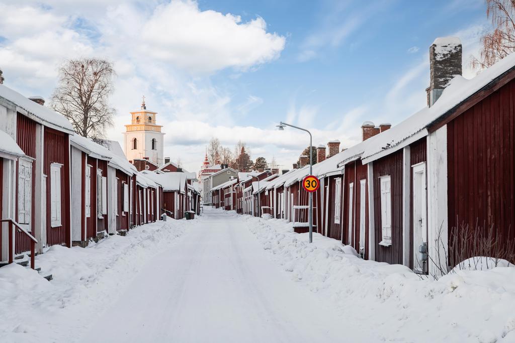 Granne med underbara kyrkstugor