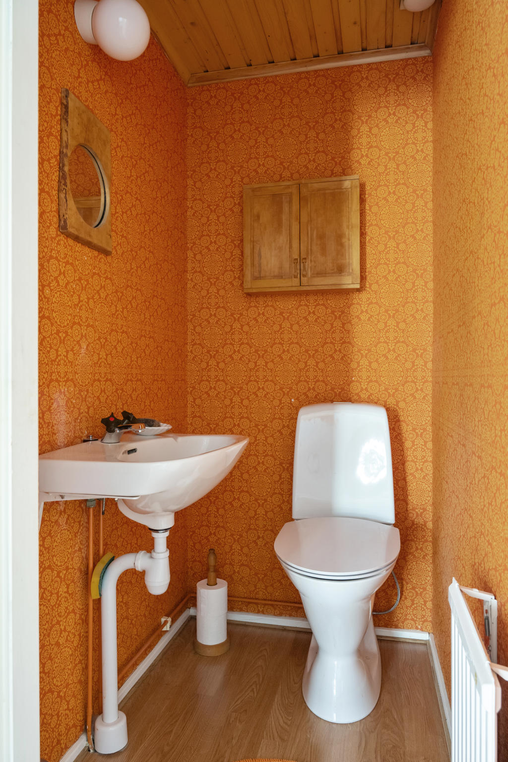 WC på nedre plan utrustat med toalett och handfat