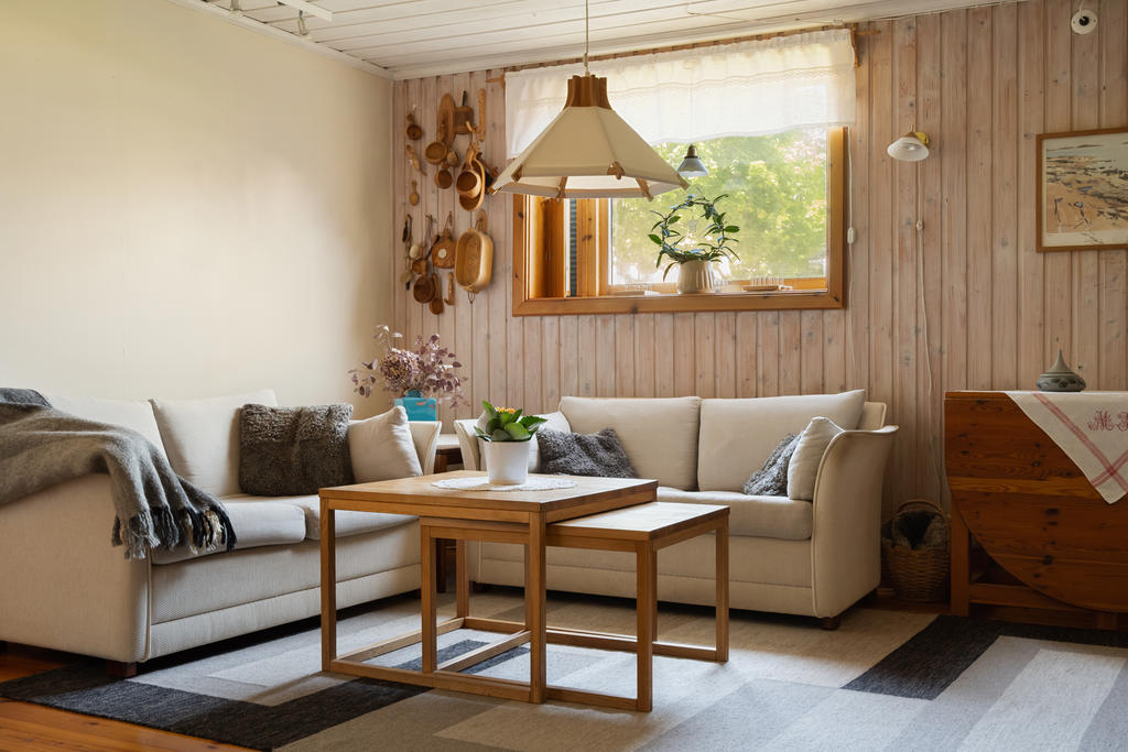 På nedre plan finner du ett rymligt sällskapsrum med kamin och plats för en stor soffgrupp och TV