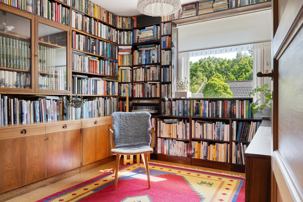 Sovrum 4 på övre plan är en flexibel yta som kan användas som exempelvis bibliotek eller sovrum, med plats för en enkelbädd. Här finns möjligheter att anpassa rummet efter dina behov.