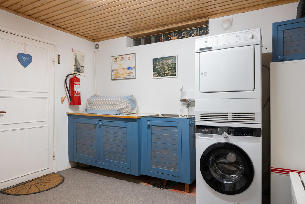 Tvättstugan på nedre plan erbjuder bra arbetsyta och den direkta anslutningen till garaget underlättar vardagens sysslor