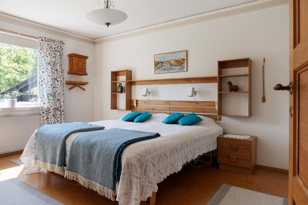 Det rymliga sovrummet på övervåningen, master bedroom, har inbyggda garderober och plats för en stor dubbelsäng