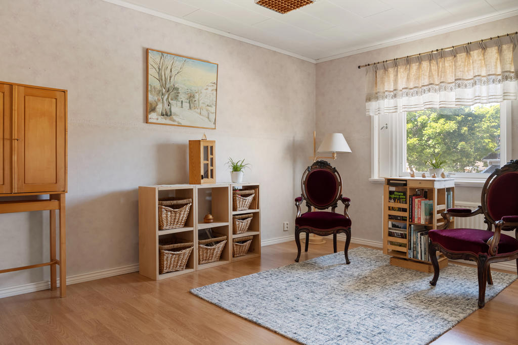 Sovrum 3 på övre plan erbjuder en harmonisk atmosfär med generös plats för en dubbelsäng, perfekt för familjemedlemmar eller gäster.