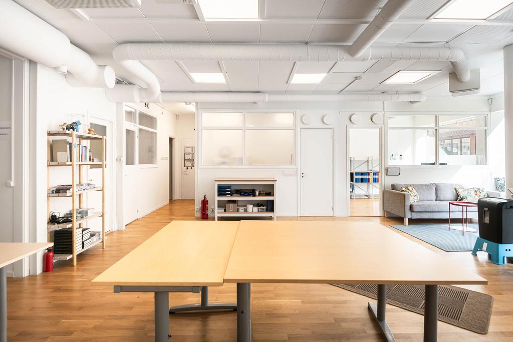 Fyra kontor med dörr
