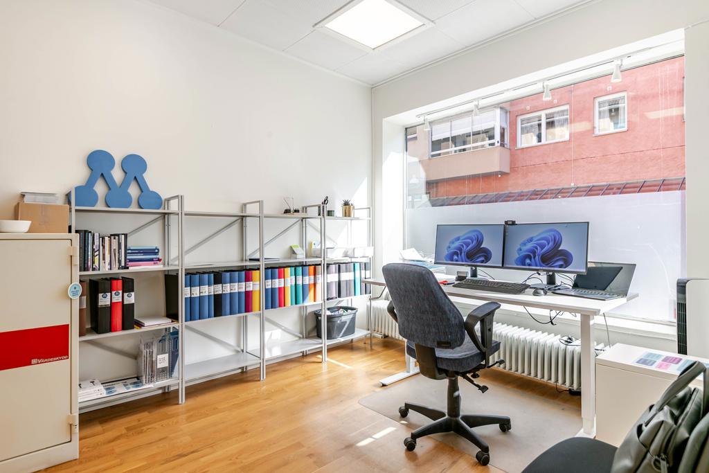 Ett av kontoren har ett stort skyltfönster