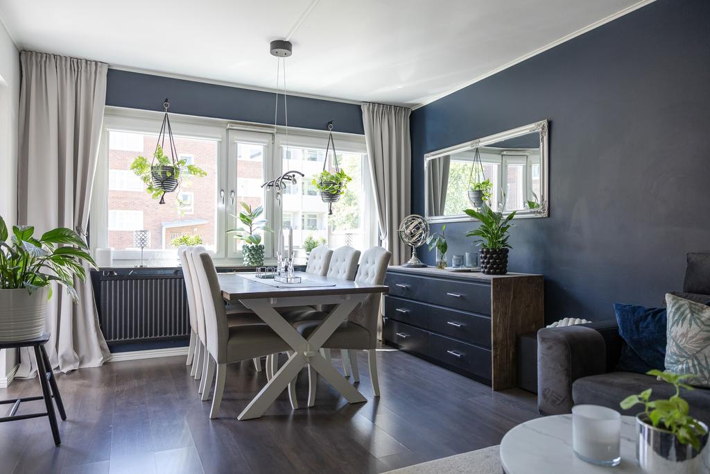 Plats för större matgrupp vid fönstret