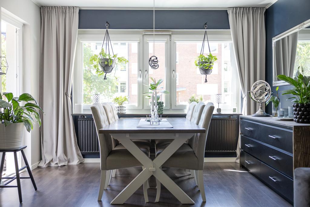 Från vardagsrummet nås balkongen