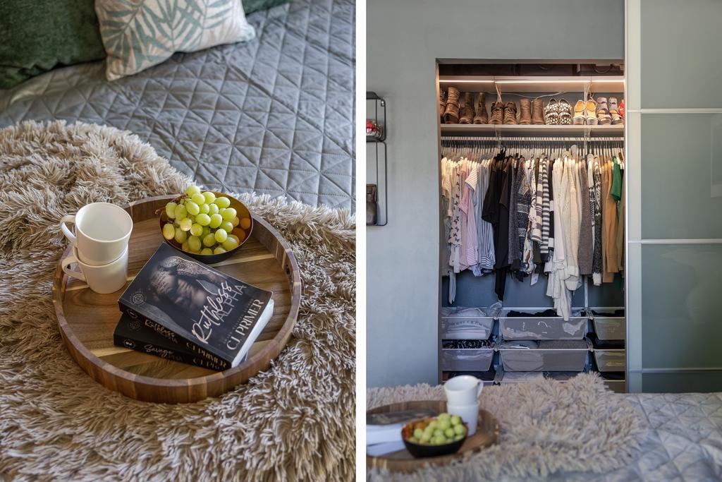 I sovrummet finns en rymlig klädkammare