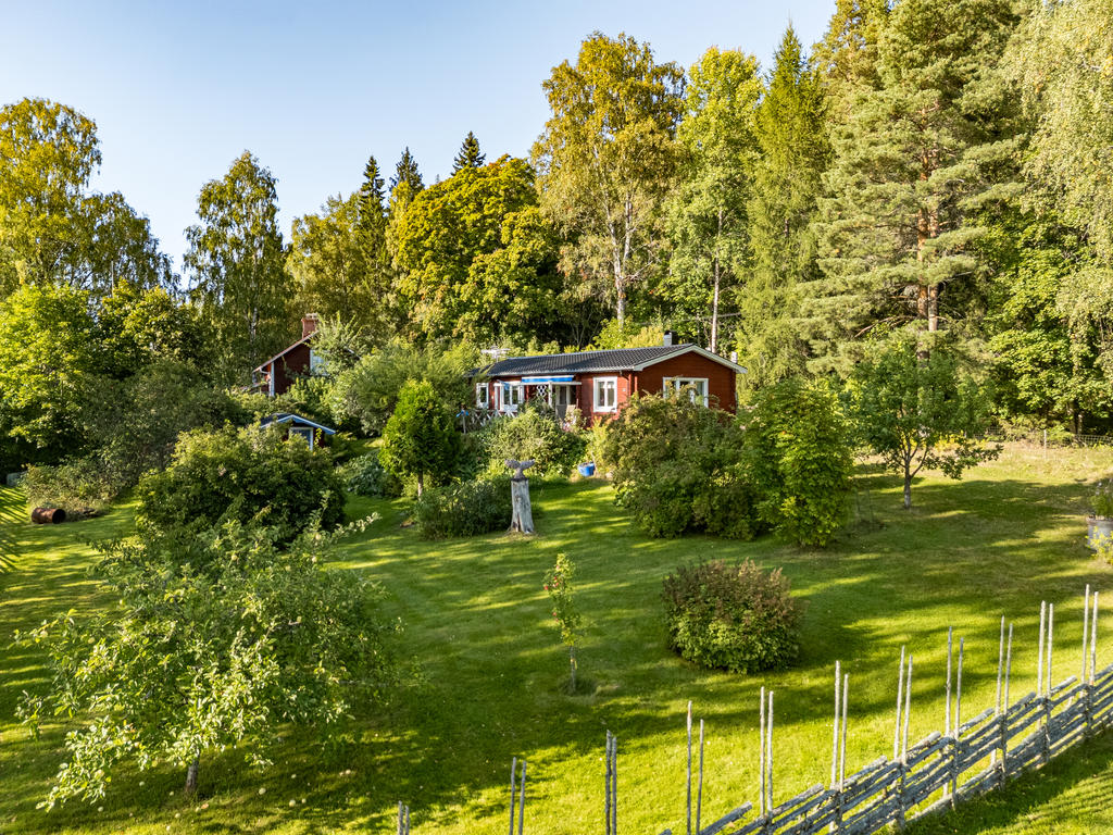 Härlig gård omgärdad av gärdesgård