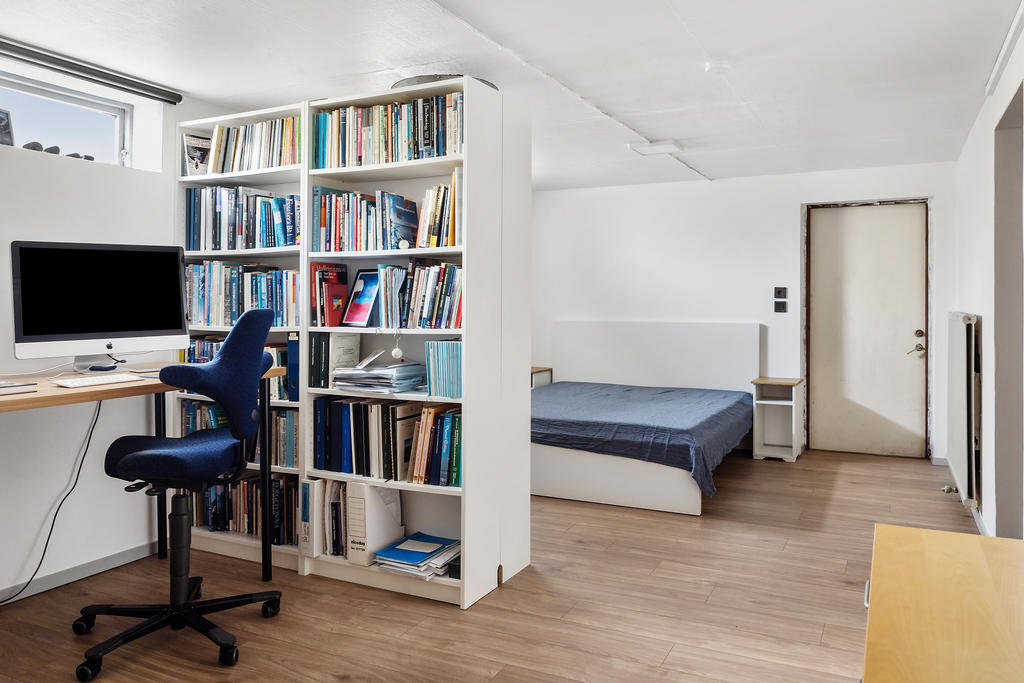 Allrum med ingång till verkstadsrum och uppgång till garage