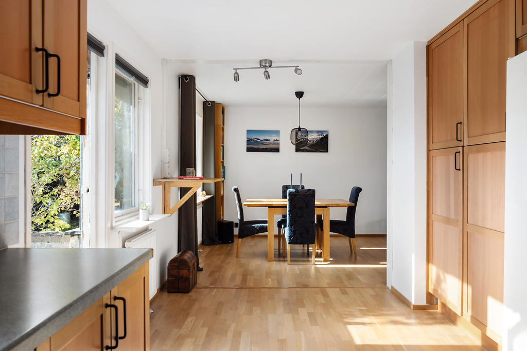 Kök mot matplats i vardagsrum