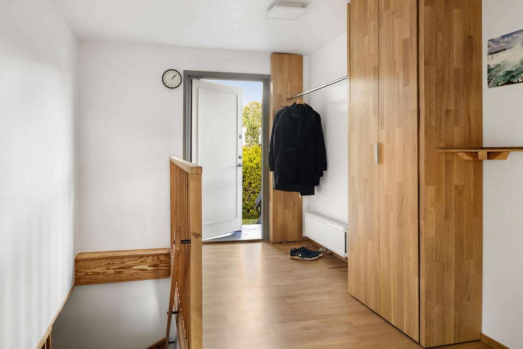 Entréhall med trappa till källaren