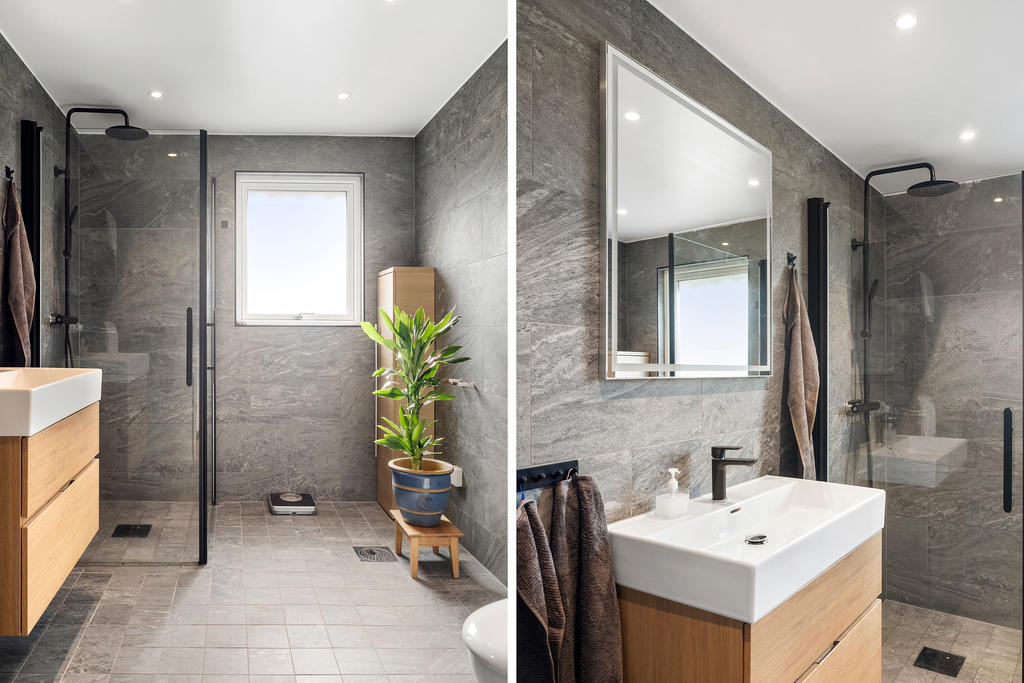 Badrum med dusch och förberett för badkar