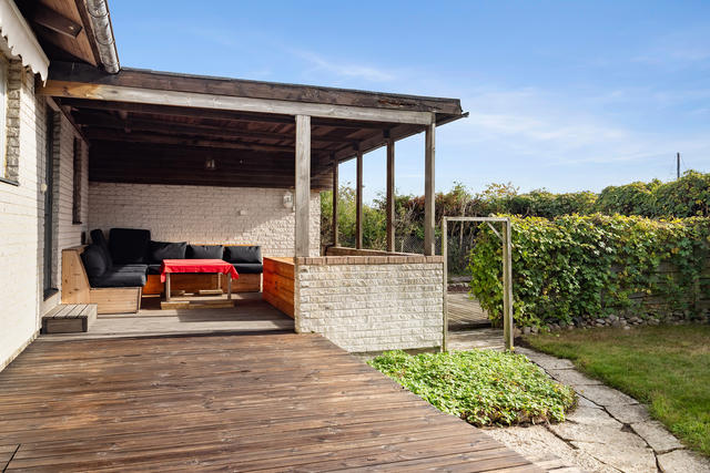 Trädäck delvis under tak