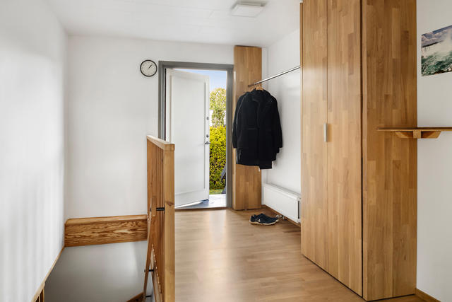 Entréhall med trappa till källaren