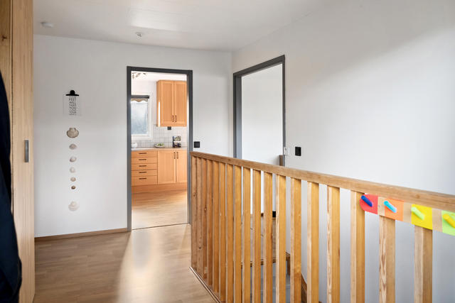 Entréhall mot kök och vardagsrum