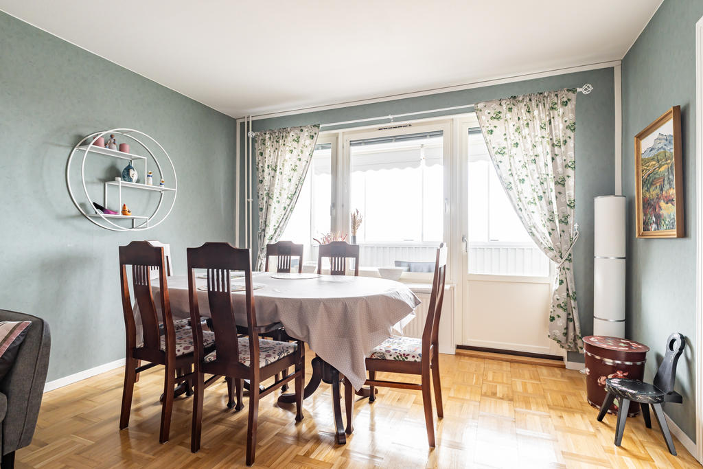 I vardagsrummet finns utgången till balkongen